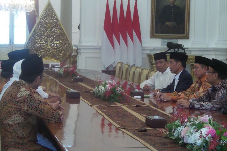 Presiden Joko Widodo saat menerima pimpinan Gerakan Nasional Pengawal Fatwa Majelis Ulama Indonesia (GNPF-MUI) di Istana Merdeka, Jakarta, Minggu (25/6/2017).