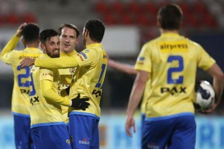 Stefano Lilipaly dan para pemain Cambuur SC merayakan gol ke gawang FC Oss pada partai lanjutan Eerste Divisie - kasta kedua Liga Belanda - di Stadion Frans Heesen, Senin (13/3/2017). 