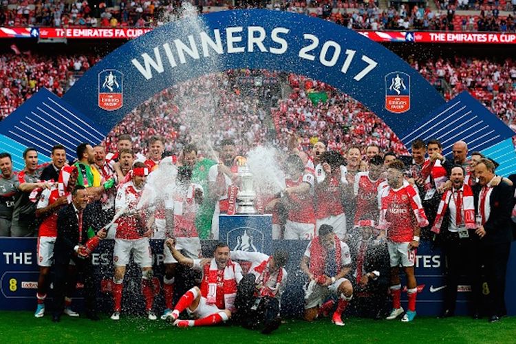 Arsenal merayakan gelar juara Piala FA musim 2016-2017 seusai menang 2-1 atas Chelsea pada laga final di Stadion Wembley, Sabtu (27/5/2017). 