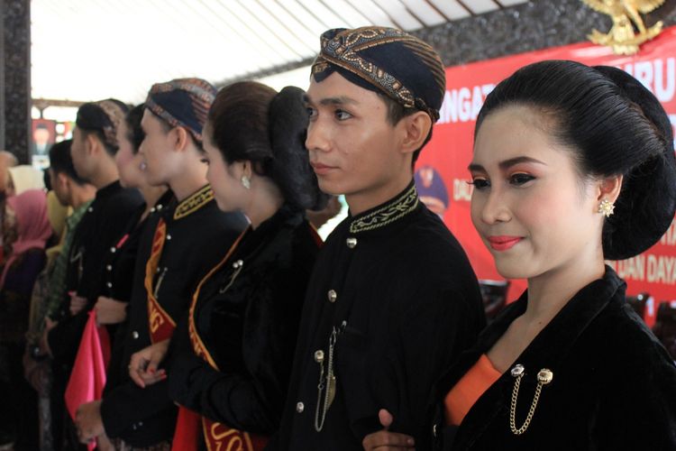 Salah satu kontestan lomba fashion show dalam rangka peringatan hari buruh internasional atau may day di Kabupaten Purbalingga, Senin (1/5/2017).