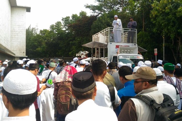 Massa berkumpul di luar Masjid Istiqlal untuk berorasi dan melakukan doa bersama, Jumat (9/6/2017).