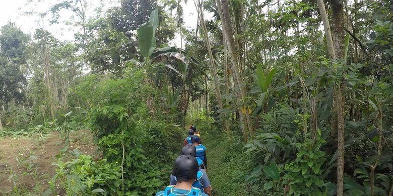 Rekan-rekan jurnalis dari Jakarta berjalan menuju titik awal river tubing Sungai Tempuran di Desa Tempuran, Kecamatan Senduro, Kabupaten Lumajang, Jawa Timur, Selasa (12/4/2017). Sungai Tempuran menawarkan pengalaman river tubing sejauh empat kilometer dengan jeram-jeram yang menantang.