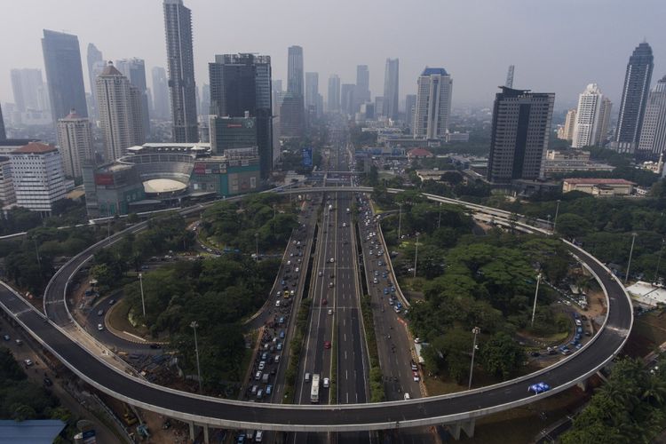Foto aerial Simpang Susun Semanggi di Jakarta, Jumat (14/7/2017). Jalan layang sepanjang 1,6 kilometer yang mengelilingi Bundaran Semanggi untuk mengurangi kemacetan di kawasan tersebut bakal dilakukan uji coba pada 29 Juli hingga 16 Agustus 17 sebelum diresmikan pada 17 Agustus 2017.
