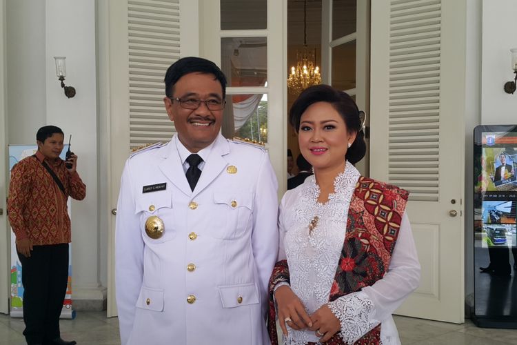 

Gubernur DKI Jakarta Djarot Saiful Hidayat bersama sang istri yang juga Ketua Tim Penggerak PKK DKI Jakarta Happy Farida di Balai Kota DKI Jakarta, Jalan Medan Merdeka Selatan, Kamis (15/6/2017). Kedua baru tiba dari Istana Negara usai pelantikan Djarot sebagai gubernur oleh Presiden Joko Widodo.