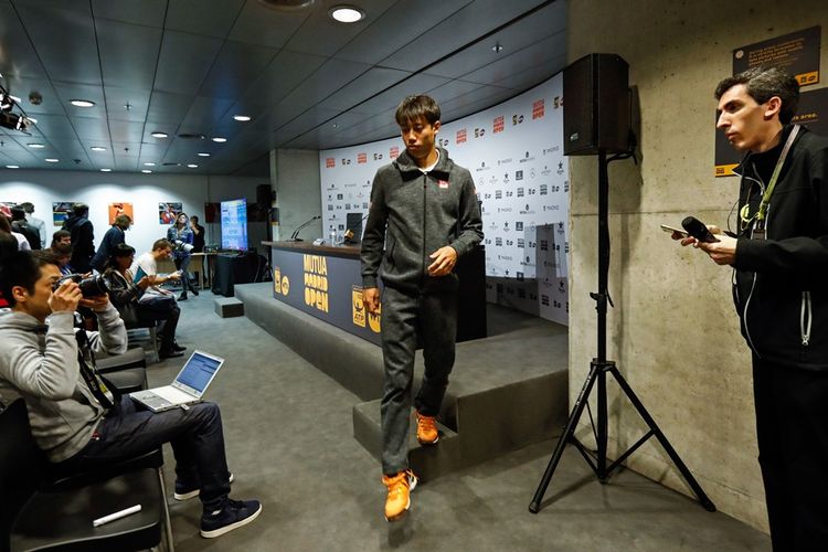 Petenis Jepang, Kei Nishikori, meninggalkan ruang konferensi pers setelah menyatakan mundur dari babak perempat final Madrid Terbuka di Caja Magica, Madrid, Jumat (12/5/2017).