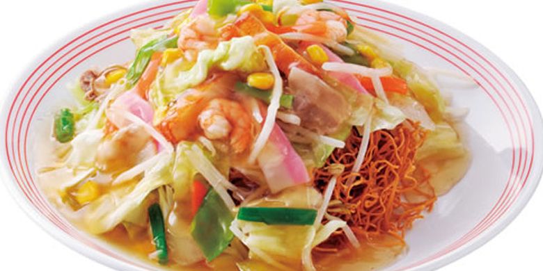 
Nagasaki Sara Udon, menu ini adalah dimana mie kering diletak dalam mangkung kemudian disiram dengan kuah sop kental yang berisikan sayuran.(BIGDISH)