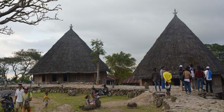 Wisatawan di Kampung adat Mbaru Gendang Ruteng Puu, Kecamatan Langke Ruteng, Kabupaten Manggarai, Flores, Nusa Tenggara Timur salah satu kampung tertua di wilayah Flores Barat.
