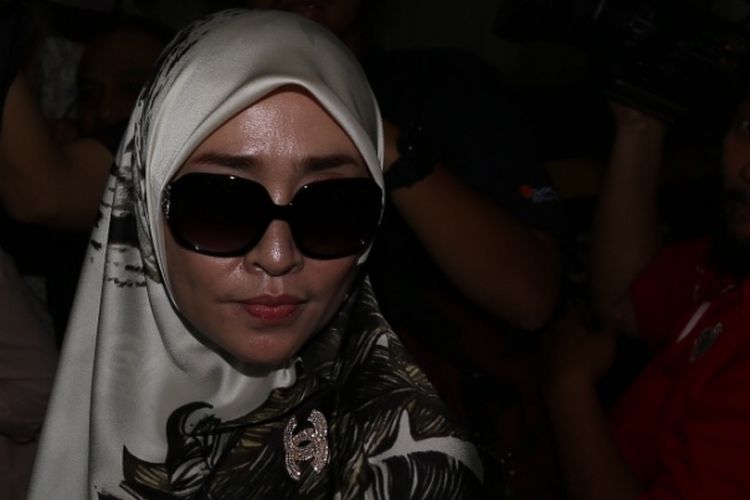 Firza Husein tiba di Krimsus, Polda Metro Jaya, Jakarta, Selasa (16/5/2017). Firza terbelit kasus konten pornografi dalam percakapan via WhatsApp yang diduga melibatkan dirinya dengan pimpinan Front Pembela Islam (FPI) Rizieq Shihab.