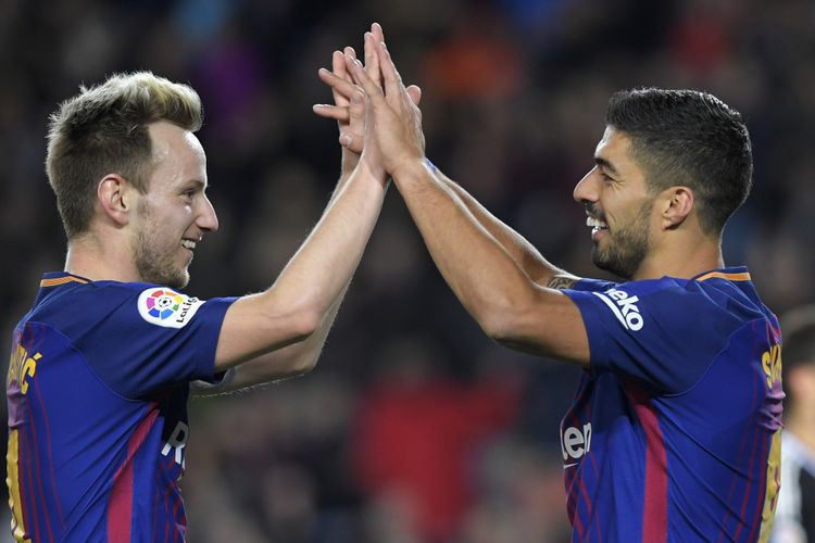 Ivan Rakitic dan Luis Suarez merayakan gol Barcelona ke gawang Real Betis pada pertandingan La Liga di Stadion Benito Villamarin, Minggu (21/1/2018).
