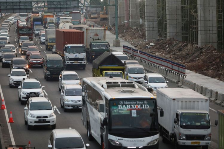 Kepadatan Tol Cikampek - Suasana kepadatan arus lalu lintas jalan tol Cikampek di kawasan Bekasi Barat, Jawa Barat, Senin (17/7). Keberlangsungan tiga proyek sekaligus di ruas tol tersebut, yaitu proyek LRT, pengembangan tol susun Cikampek dan kereta cepat mengakibatkan arus lalu lintas semakin padat. Masyarakat pengguna tol Cikampek dihimbau untuk menggunakan transportasi umum atau menggunakan jalan arteri sebagai jalur alternatif agar tidak terjebak dalam kemacetan.Kompas/Riza Fathoni (RZF)17-07-2017