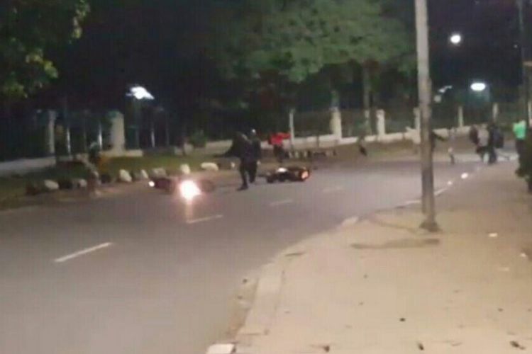 Gambar yang diambil dari potongan video yang diduga merupakan penyerangan geng motor di kawasan Jagakarsa, Jakarta Selatan.
