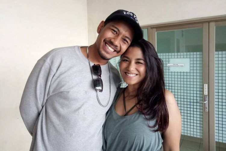 Nadine Waworuntu dan Abdul, kekasihnya, diabadikan saat berkunjung ke redaksi Kompas.com di Gedung Kompas Gramedia, Jakarta Pusat, Selasa (16/5/2017).