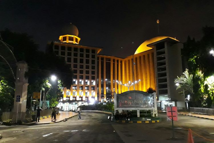 Pemandangan halaman Masjid Istiqlal Jakarta saat dipantau Selasa (18/4/2017)| Kompas.com\