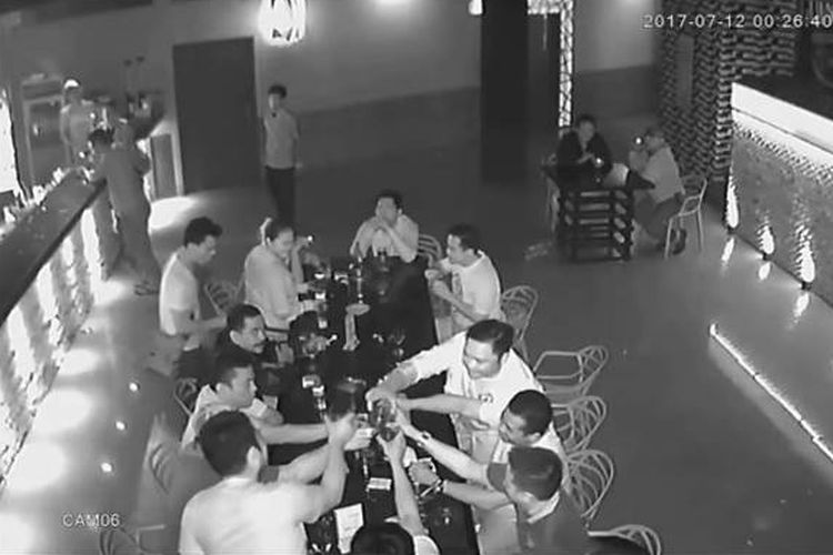 Video yang memuat seseorang diduga Kapolres Simalungun AKBP Marudut Liberti Panjaitan sedang pesta minuman keras di sebuah ruangan tempat karaoke dipenuhi minuman keras (miras) hingga mencekoki seorang pengunjung dengan miras beredar.