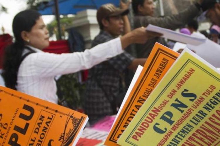 Ilustrasi: Pedagang menawarkan buku panduan seleksi calon pegawai negeri sipil (CPNS) di depan Gedung Cakara Loka Departemen Luar Negeri, Jakarta Pusat, Senin (3/9/2012). Seleksi CPNS Deplu dimanfaatkan para pedagang dadakan untuk menjual buku panduan seharga Rp 20.000 per buku.