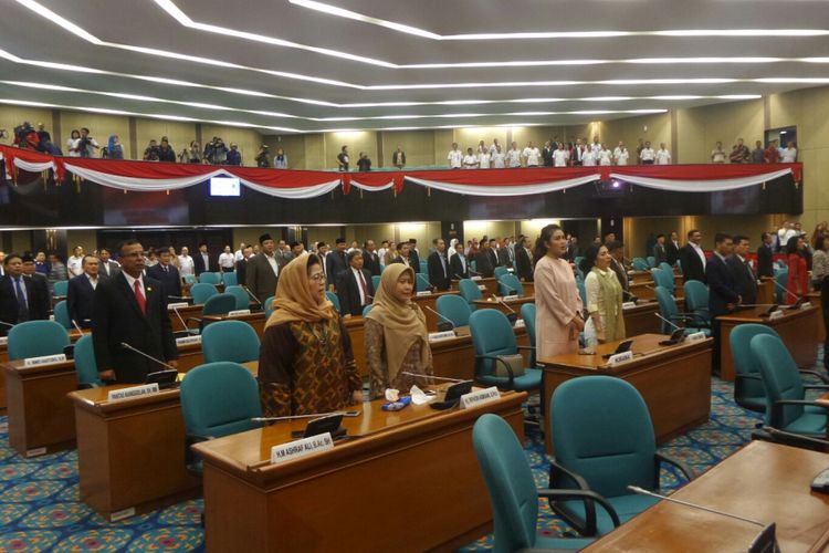 
Suasana sidang paripurna pengumuman pengunduran diri Ahok sekaligus pengusulan pengangkatan Djarot Saiful Hidayat sebagai gubernur definitif DKI Jakarta, di Gedung DPRD DKI Jakarta, Rabu (31/5/2017).