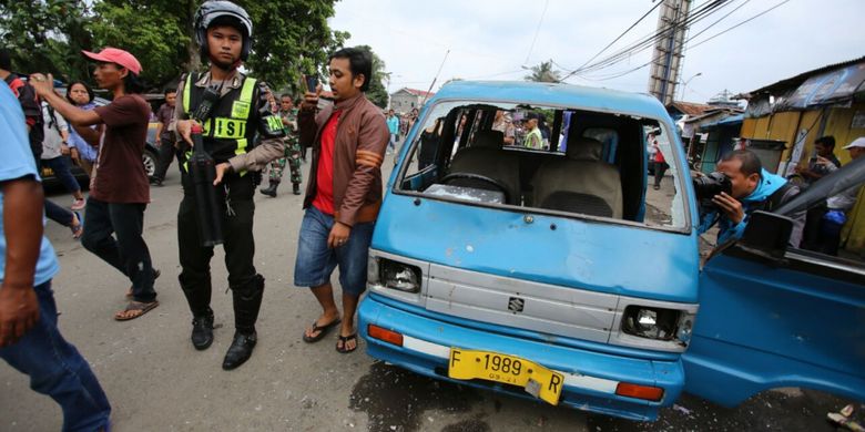 Salah satu angkot hancur dalam kejadian bentrokan antara para sopir angkot dengan pengemudi ojek online di Laladon, Bogor, Jawa Barat, Rabu (22/3/2017).