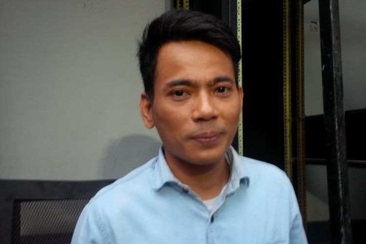 Penyanyi Indonesia Idol musim kelima (2008), Januarisman Runtuwenen (30) alias Aris Idol diabadikan usai menjalani shooting program bincang-bincang Rumpi, di Gedung Trans, Tendean, Jakarta Selatan, Kamis (12/11/2015).