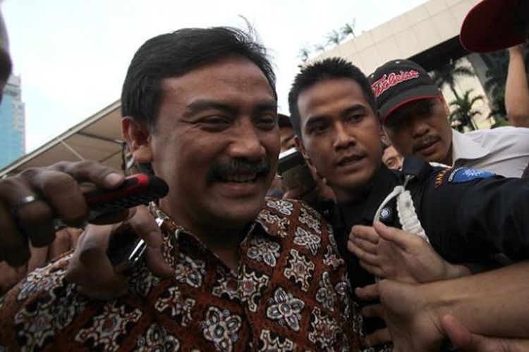 Mantan Menpora Andi Mallarangeng usai hari ini diperiksa oleh Komisi Pemberantasan Korupsi selama 8 jam, di Kantor KPK, Jakarta, Jumat (11/1/2013). Andi diperiksa sebagai saksi bagi tersangka Dedi Kusdinar, dalam kasus dugaan korupsi proyek Hambalang. | Kompas.com