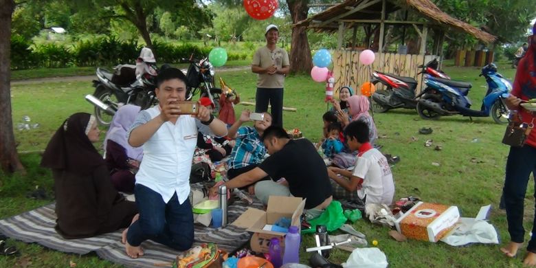 

Sejumlah pengunjung berlibur bersama keluarga di Pantai Hoya, Kota Gunungsitoli, Sumatera Utara. 