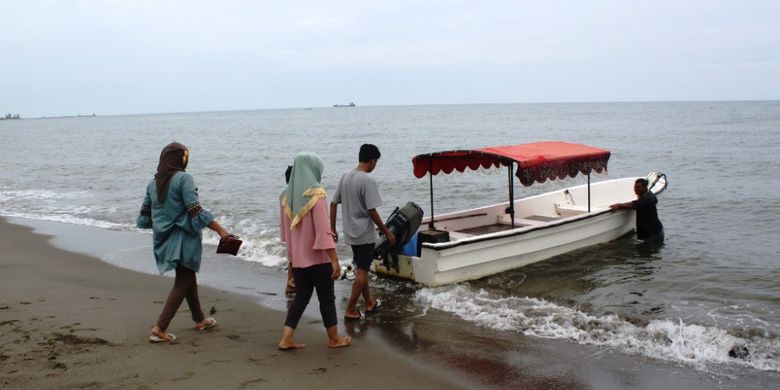 


Pengunjung menaiki boat di Pantai Pulau Seumadu, Lhokseumawe, Aceh, Minggu (2/4/2017).