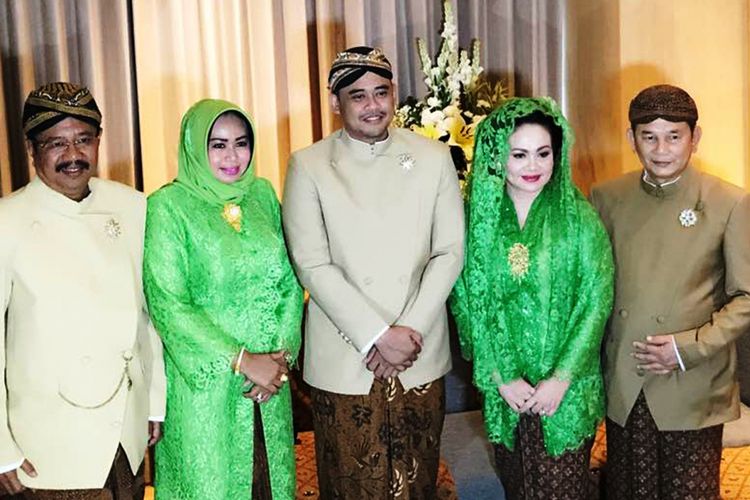 
Gubernur Sumatera Utara Erry Nuradi melakukan tradisi siraman menjelang pernikahan putri Presiden Joko Widodo, Kahiyang Ayu dengan Bobby Afif Nasution, Selasa (7/11/2017).
