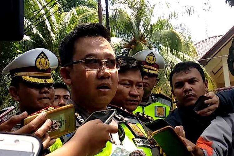 Wakil Direktur Lalu Lintas Polda Metro Jaya AKBP Kingkin W ditemui di lokasi kecelakaan yang melibatkan Setya Novanto di Permata Hijau, Jakarta Selatan, Jumat (17/11/2017).