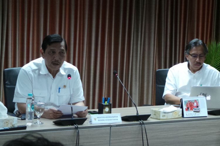 Menko Kemaritiman Luhut Binsar Panjaitan dan Deputi Bidang Koordinasi Infrastruktur Kemenko Kemaritiman Ridwan Djamaluddin, saat konferensi pers di kantornya di kawasan MH Thamrin Jakarta Pusat, Selasa (23/5/2017).