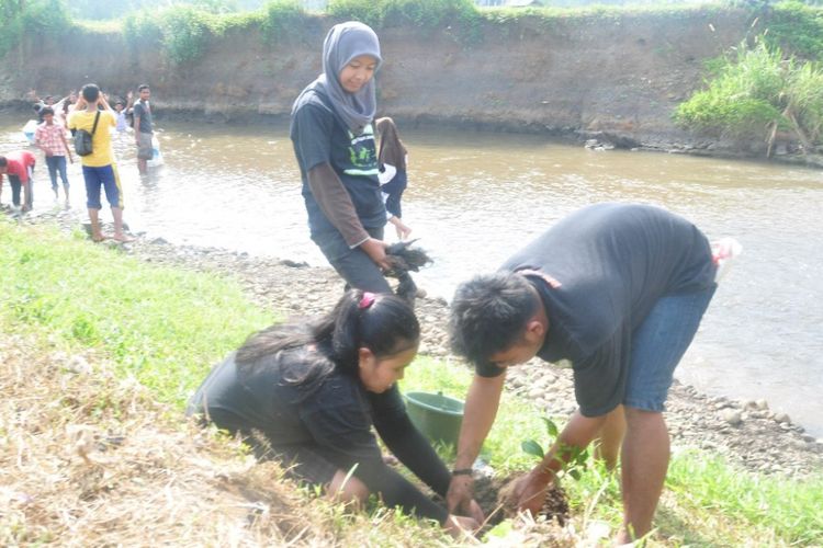 

Para relawan peserta Open Lepen Kaligarang 2017 menanam bibit pohon di bantaran sungai Kaligarang, Ungaran, Kabupaten Semarang, Jawa Tengah, Minggu (21/5/2017).