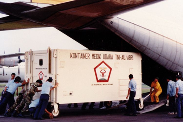 Kontainer Medik Udara tiba di Halim Perdanakusuma, akhir tahun 1986. 