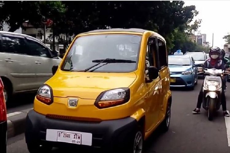 Bajaj roda empat saat terlihat di jalanan jakarta.