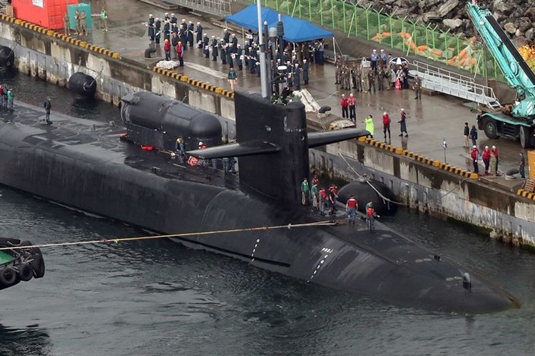 Kapal Selam AS Tiba di Busan, Korut Geser Pasukan Artilerinya