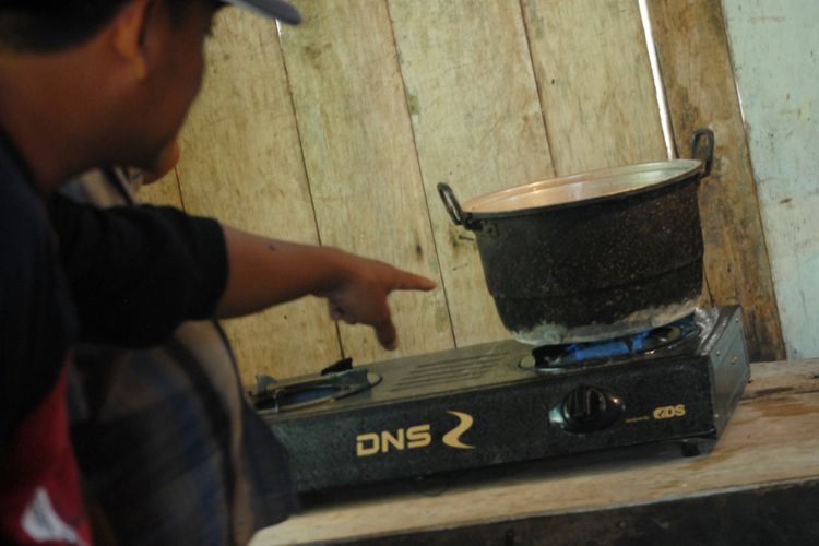 Warga Desa Rajek, Kecamatan Godong, Kabupaten Grobogan, Jawa Tengah, memasak dengan kompor gas yang teraliri gas Rawa, Selasa (14/11/2017).