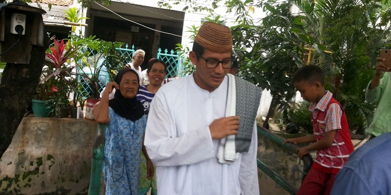 Calon wakil gubernur DKI Jakarta nomor pemilihan tiga Sandiaga Uno saat berkunjung ke kawasan Tanah Tinggi, Johar Baru, Jakarta Pusat, Jumat (10/3/2017).