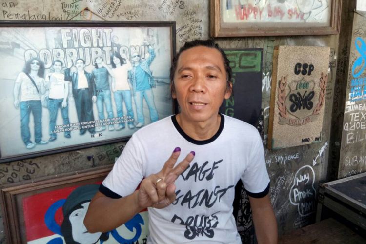 Bimbim berpose salam dua jari usai menggunakan hak suaranya di TPS 16, Duren Tiga, Jakarta Selatan, Rabu (19/4/2017).