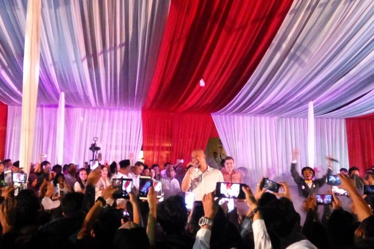 Musisi Ahmad Dhani saat tampil mengisi acara syukuran rakyat atas dilantiknya Gubernur dan Wakil Gubernur DKI Jakarta yang baru, Anies Baswedan dan Sandiaga Uno di Balai Kota, Senin (16/10/2017). 