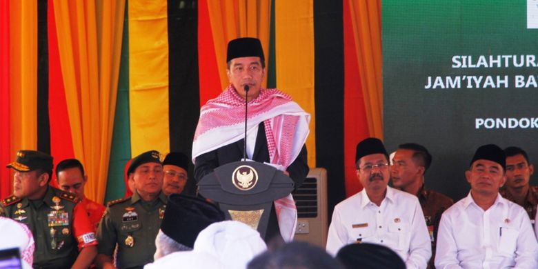 Presiden Joko Widodo di acara JBMI di Pesantren Mustofhawiyah Purba Baru, Kabupaten Madina, Sabtu (25/3/2017)