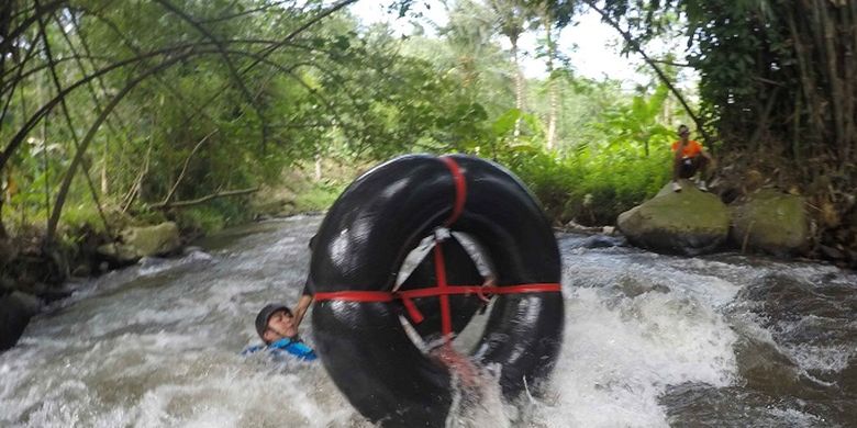 Seorang jurnalis Majalah Venue, Ervin Gumelar terjungkal dari ban ketika melewati jeram pertama Sungai Tempuran di Desa Tempuran, Kecamatan Senduro, Kabupaten Lumajang, Jawa Timur, Selasa (12/4/2017). Sungai Tempuran menawarkan pengalaman river tubing sejauh empat kilometer dengan jeram-jeram yang menantang.