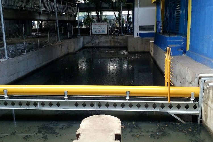 Kolam olakan (penampungan limbah rumah tangga) di kali Grogol, Jakarta Barat, Selasa (6/6/2016).