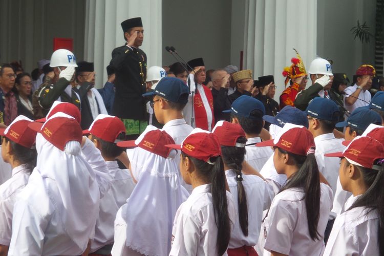 Presiden Joko Widodo saat memimpin upacara pengibaran bendera dalam rangka memperingati Hari Lahir ke-72 Pancasila, Kamis, 1 Juni 2017, ddi halaman Gedung Pancasila, Kompleks Kementerian Luar Negeri, Gambir, Jakarta Pusat. 