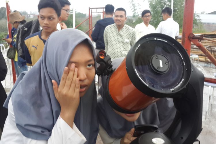
Sejumlah siswa SMA Islam Sabilillah, Kota Malang saat belajar memantau hilal penentuan Bulan Ramadhan melalui bioskop oleh Tim Astrofotografi Universitas Brawijaya di SMA Islam Sabilillah Kota Malang, Jumat (26/5/2017).
