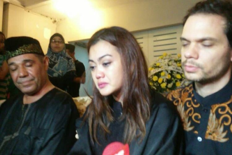 Adik Julia Perez atau Jupe, Nia Anggia (tengah), di rumah duka di perumahan Raffles Hills, Cibubur, Jakarta Timur, pada Sabtu (10/6/2017) malam.