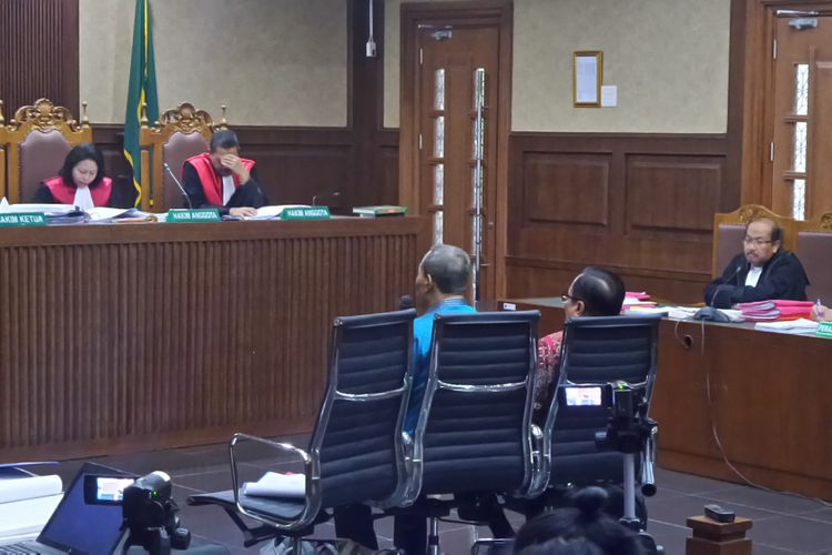 Pemeriksaan terhadap dua terdakwa dalam kasus korupsi pengadaan e-KTP, Irman dan Sugiharto, di Pengadilan Tipikor Jakarta, Senin (12/6/2017).