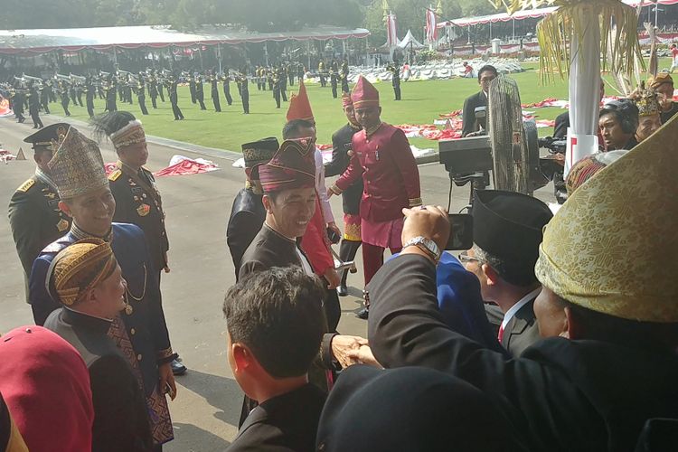 Presiden Joko Widodo menyalami tamu undangan yang hadir di Istana untuk memperingati HUT RI ke 72 di Istana Merdeka, Jakarta, Kamis (17/8/2017).
