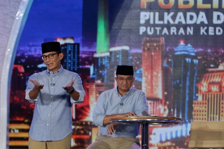 Kandidat calon gubernur dan wakil gubernur DKI Jakarta nomor urut 2, Basuki Tjahaja Purnama dan Djarot Saiful Hidayat serta pasangan kandidat nomor urut 3, Anies Baswedan dan Sandiaga Uno saat Debat Publik Pilkada DKI Jakarta Putaran Kedua yang diselenggarakan Komisi Pemilihan Umum Daerah DKI Jakarta di Hotel Bidakara, Jakarta, Rabu (12/4/2017). Pemungutan suara Pilkada DKI Jakarta putaran kedua akan dilaksanakan 19 April 2017 mendatang.