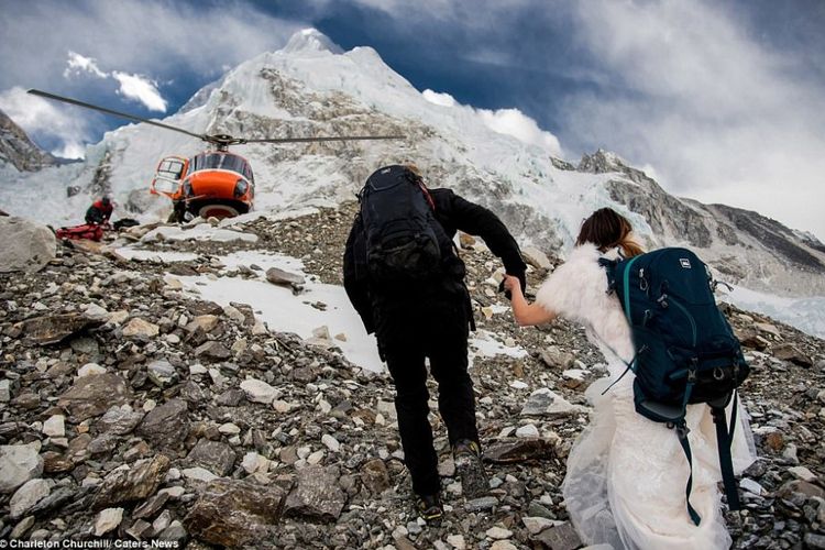  


Diperlukan pendakaian selama tiga minggu untuk sampai di basecamp Everest.