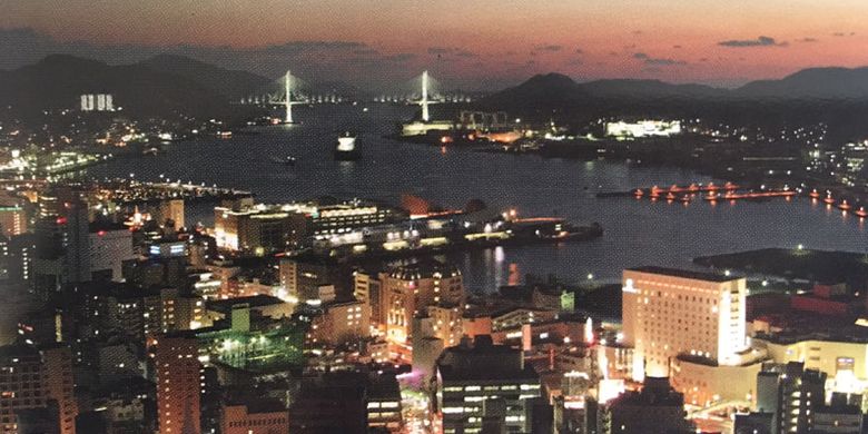 
Menikmati keindahan senja hari kota Nagasaki, Jepang, dari ketinggian 333 meter di atas permukaan laut.