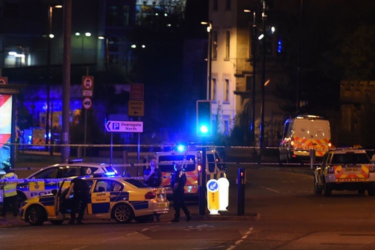 Unit-unit mobil polisi dan ambulans dikerahkan menuju Manchester Arena tempat ledakan terjadi bertepatan dengan konser Ariana Grande, Senin (22/5/2017) malam.