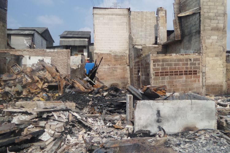 Kebakaran di Tanah Merah, Koja, Jakarta Utara menghanguskan 75 rumah dan 5 mobil. 100 kepala keluarga terpaksa harus mengungsi, Selasa (6/6/2017).