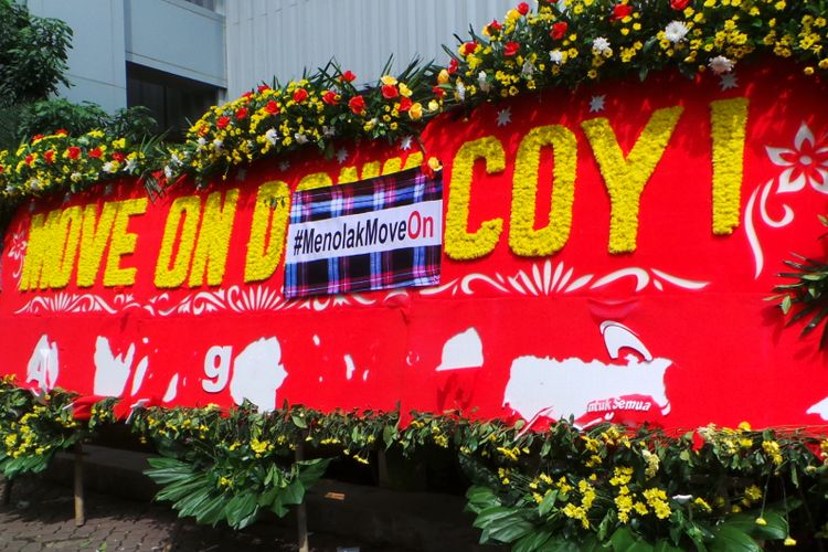Karangan bunga bertuliskan Move On Donk Coy! terpasang di Balai Kota DKI Jakarta, Jumat (27/4/2017).